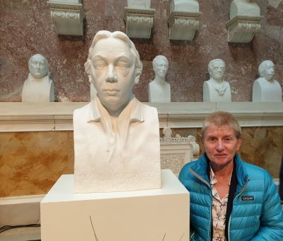 Marlies Stülb neben der Käthe-Kollwitz-Büste in Walhalla​