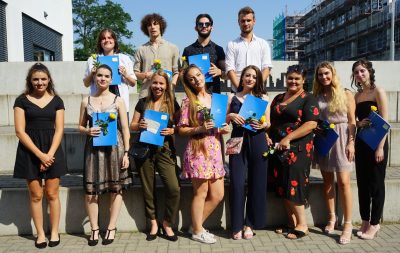 Die stolzen Fachabiturientinnen und Abiturienten der 12FOS​​2